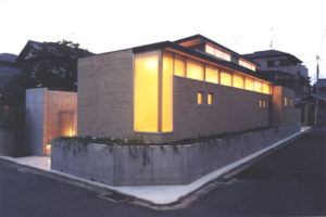建築家・守谷昌紀ＴＶ　敷地の高低差を生かした「高窓と中庭の家」