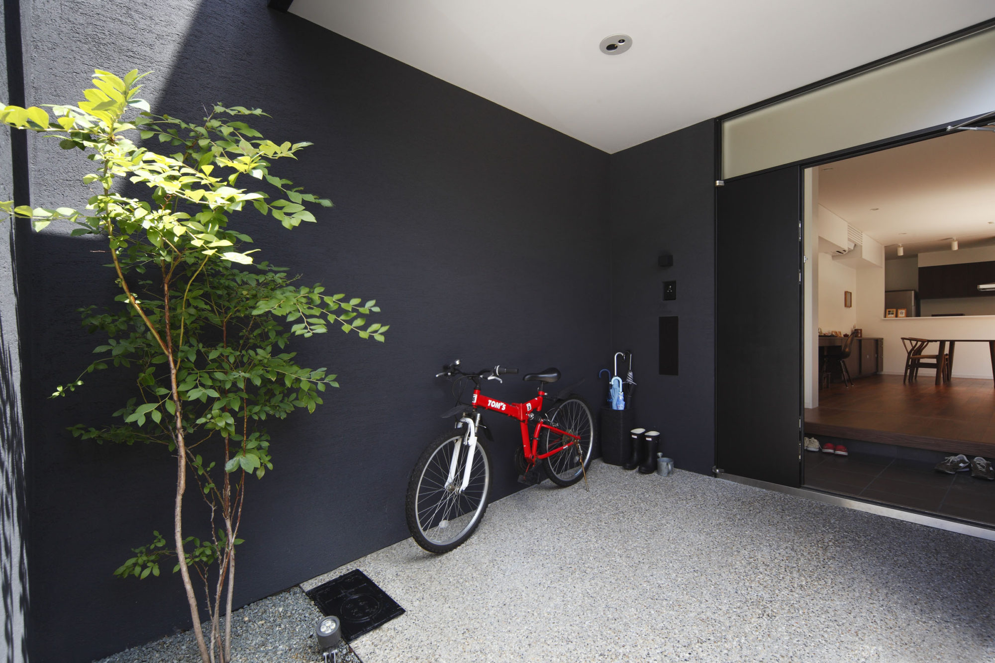黒壁の家　自転車置
