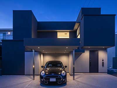 ドッグランのあるタイル床の家