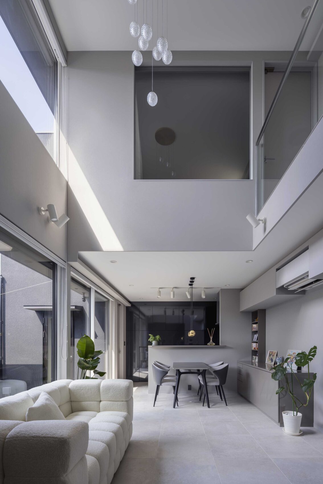 ホテルライクな家リビング吹き抜け